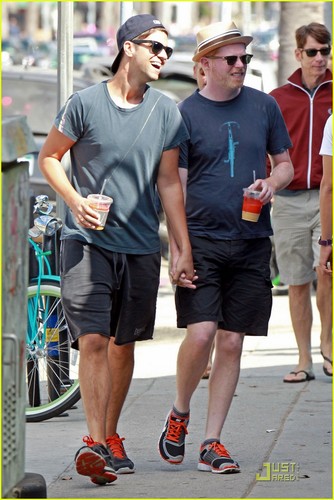  Jesse Tyler Ferguson & Justin Mikita: Venice strand Lovebirds!