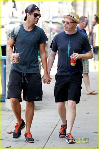  Jesse Tyler Ferguson & Justin Mikita: Venice spiaggia Lovebirds!