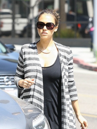  Jessica - Leaving Coffee سیم, پھلی & چائے in Beverly Hills - August 31, 2011