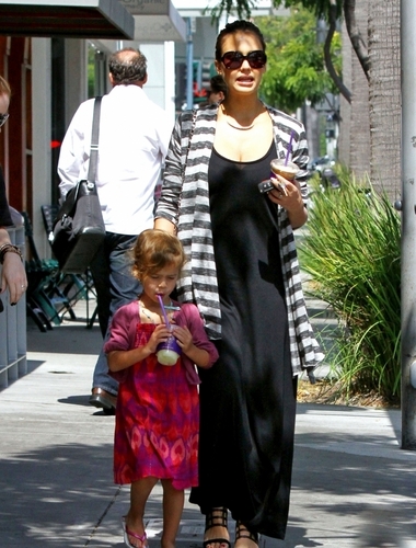  Jessica - Leaving Coffee শিম & চা in Beverly Hills - August 31, 2011