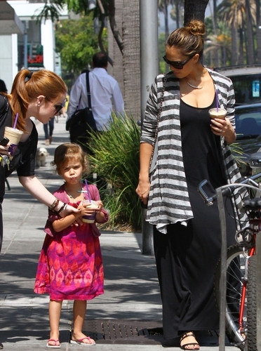 Jessica - Leaving Coffee frijol, haba & té in Beverly Hills - August 31, 2011