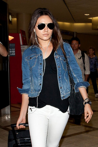  Mila Kunis arrives at LAX (Los Angeles International Airport) with her headphones plugged in.