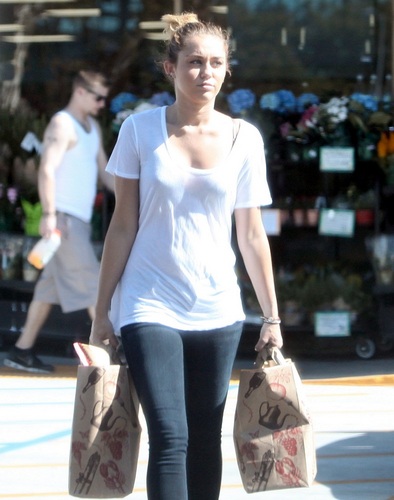  Miley - Grocery shopping with Liam at Ralphs in Studio City - September 05, 2011
