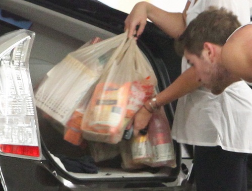  Miley - Grocery shopping with Liam at Ralphs in Studio City - September 05, 2011