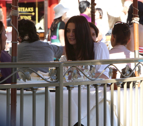  और Candids of Ashley at La Piazza in LA (September 3)