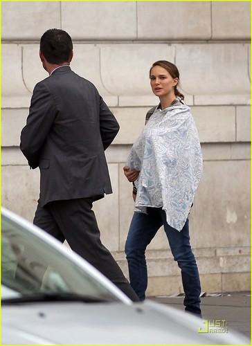  Natalie Portman Takes Baby Aleph to the Museum
