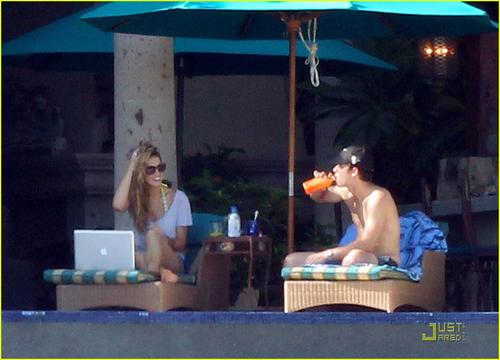  Nick Jonas & Delta Goodrem: Los Cabos Lovebirds (09.05.2011) !!!