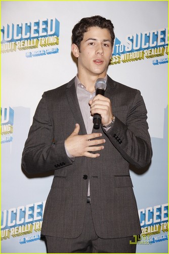  Nick Jonas 'Succeeds' at Sardi's (07.09.2011) !!!
