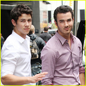  Nick & Kevin Jonas: Smiling Siblings (08.09.2011) !!!