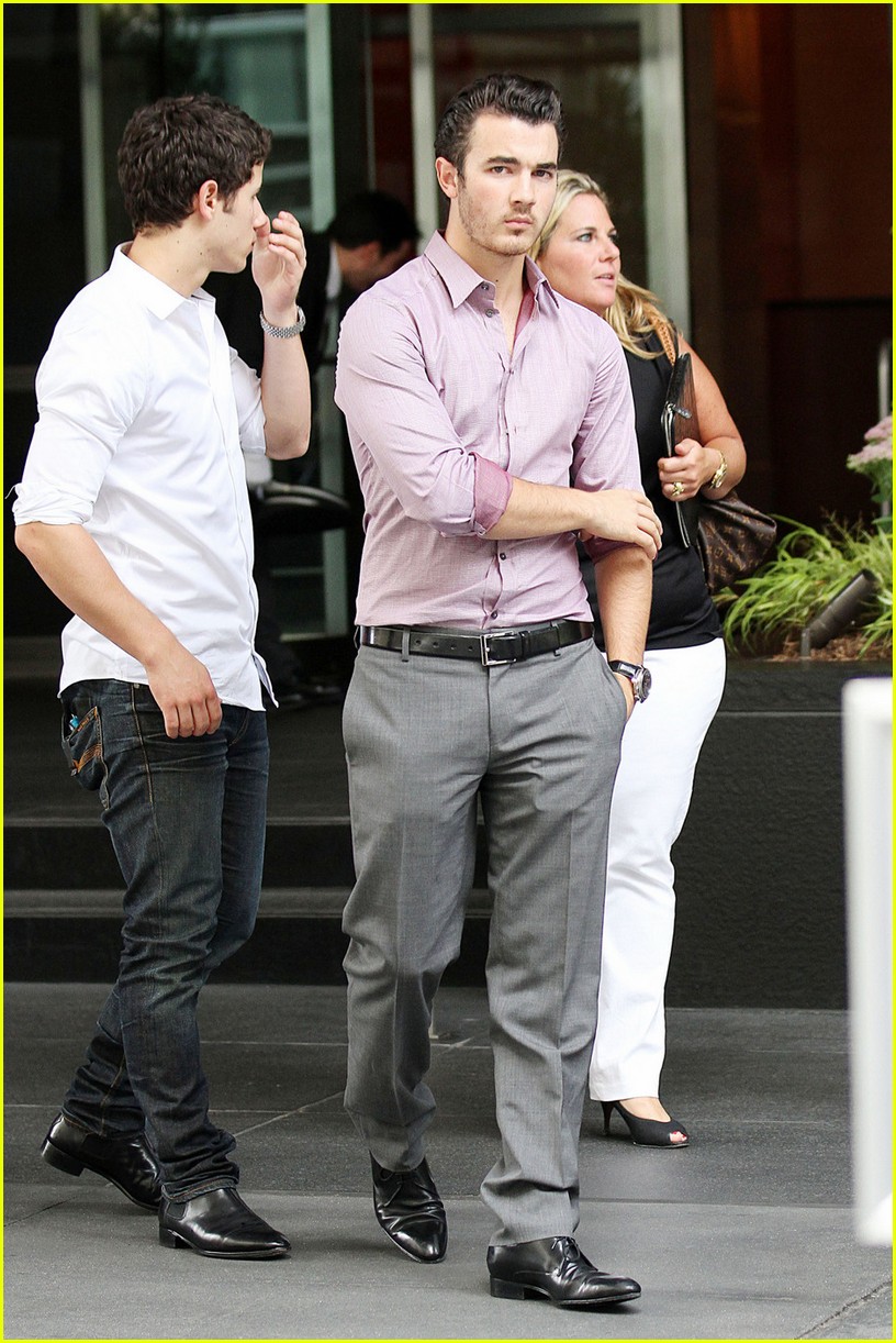Nick & Kevin Jonas: Smiling Siblings (08.09.2011) !!!