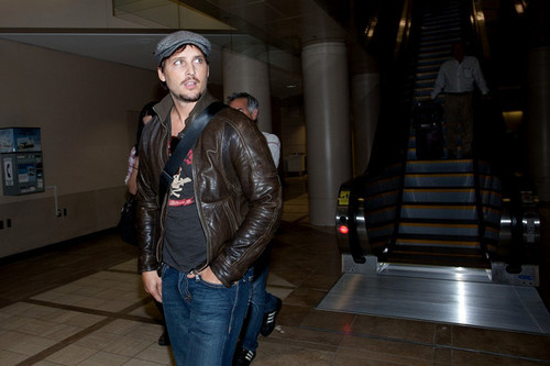  Peter Facinelli arrives at LAX (Los Angeles International Airport) and flashes the peace sign.