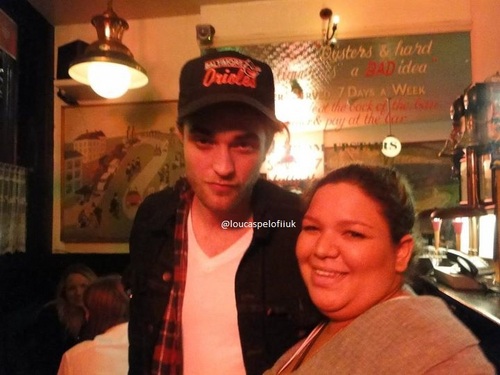  Rob with fã in londo 9/10