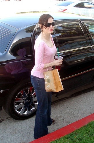  Rose - Grabs refresco from starbucks in Los Angeles, March 17, 2009