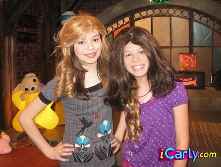  Sam & Carly wearing wigs