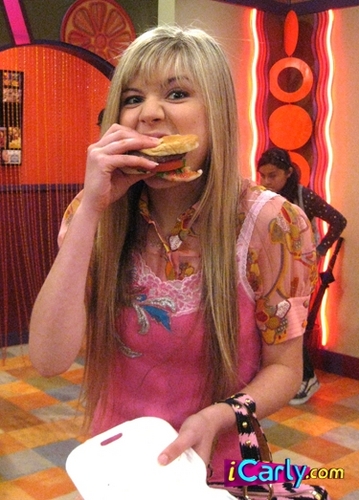  Sam eating a cheeseburger, burger keju