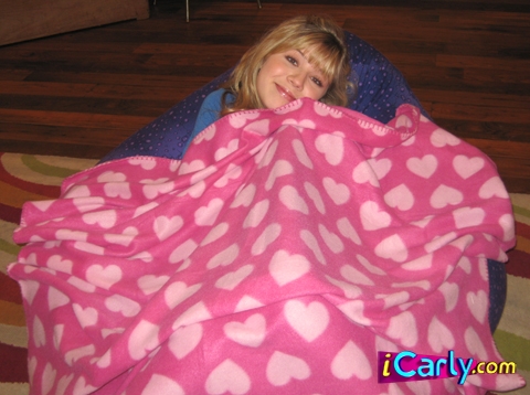  Sam wrapped up in a розовый blanket