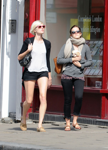  September 5 - Walking with her Friend in लंडन