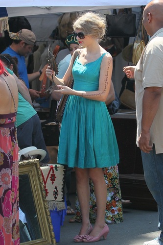  Taylor - Shopping at Fairfax Flea Market in Los Angeles, California - September 04, 2011