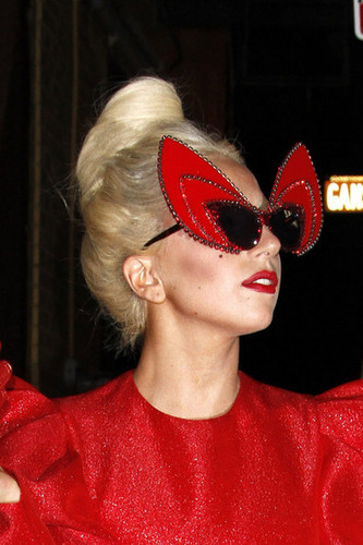  Gaga shows off a little más than she'd hoped in a red crotch revealing outfit.