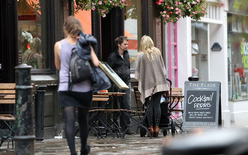  Matt Bellamy and Kate Hudson in North Лондон