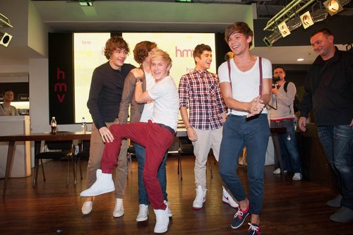  1D signing in London | Official Photos! ♥