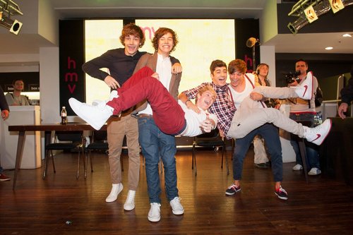  1D signing in Londra | Official Photos! ♥