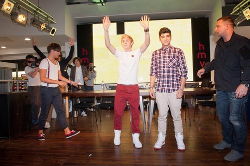  1D signing in ロンドン | Official Photos! ♥