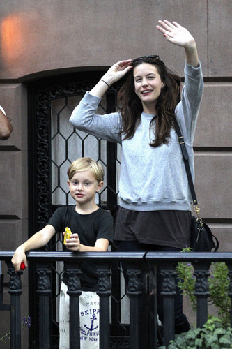  Actress Liv Tyler and son Milo are seen leaving her ہوم in New York