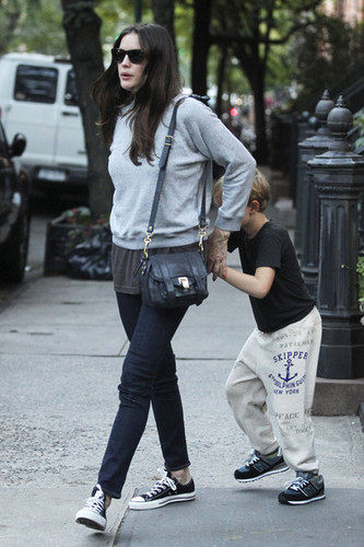  Actress Liv Tyler and son Milo are seen leaving her 首页 in New York