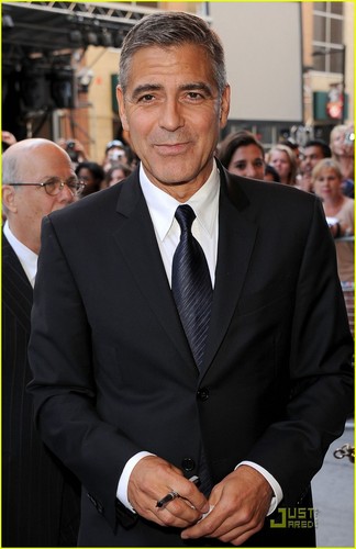 George Clooney: 'Descendants' Premiere & Portraits!