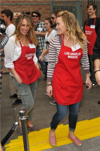  Haylie&Hilary - Los Angeles Mission Easter For The Homeless - April 22, 2011