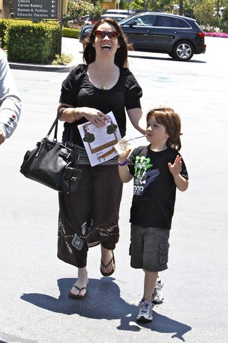  holly Marie - Out and About in Calabasas - 05.31.10