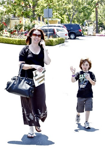  azevinho, holly Marie - Out and About in Calabasas - 05.31.10