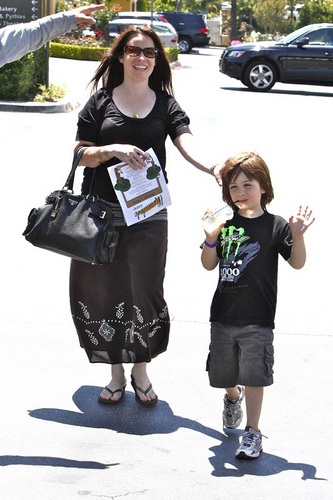  cây ô rô, hoa huệ, holly Marie - Out and About in Calabasas - 05.31.10