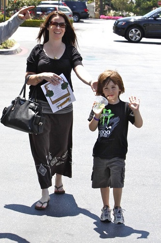 azevinho, holly Marie - Out and About in Calabasas - 05.31.10