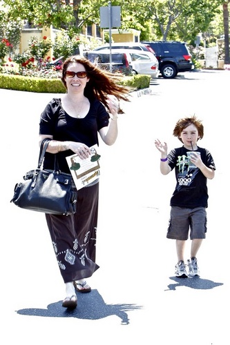  stechpalme, holly Marie - Out and About in Calabasas - 05.31.10
