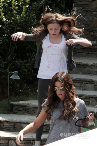  Kate Beckinsale takes her daughter shopping in Hollywood, Sep 12