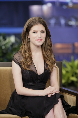  New HQs of Anna Kendrick at The Tonight tampil