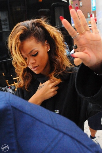  Rihanna - Heading to a litrato shoot in NYC - September 10, 2011