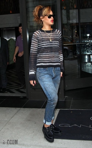  রিহানা - Leaving her hotel in NYC - September 12, 2011