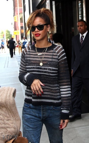  리한나 - Leaving her hotel in NYC - September 12, 2011