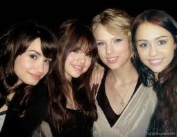  Selena Gomez, Miley Cyrus, Taylor Swift, Demi Lovato