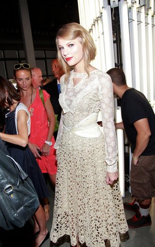  Taylor تیز رو, سوئفٹ is spotted on her way to the Rodarte Fashion Show, Sep 13
