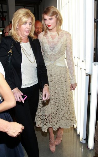  Taylor तत्पर, तेज, स्विफ्ट is spotted on her way to the Rodarte Fashion Show, Sep 13