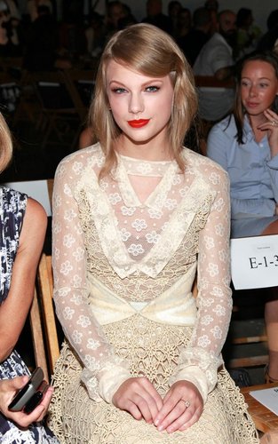  Taylor সত্বর is spotted on her way to the Rodarte Fashion Show, Sep 13