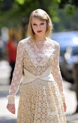  Taylor rapide, swift is spotted on her way to the Rodarte Fashion Show, Sep 13