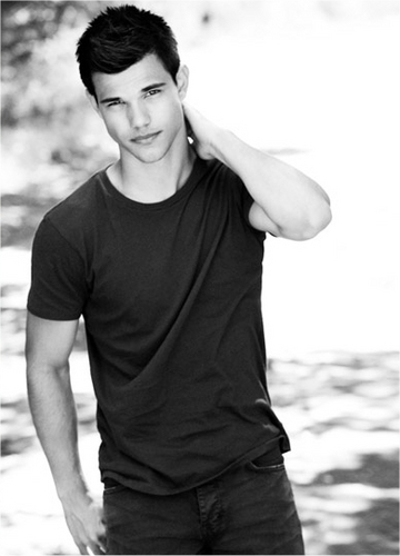  Three New Outtakes From Taylor Lautner’s Seventeen Magazine Photoshoot