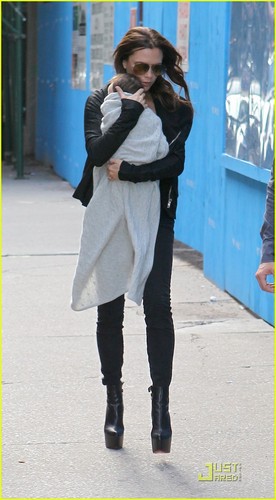  Victoria Beckham: Saturday Stroll with Harper!