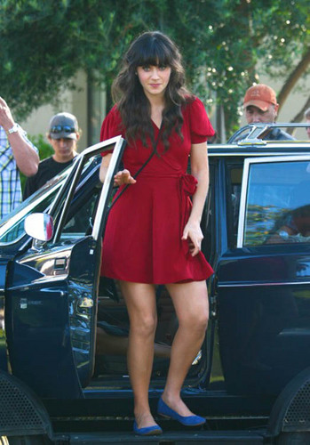  Zooey Deschanel - on the set of The New Girl