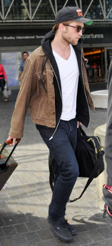  Robert Pattinson Lands Back In LA (Sept 14th)